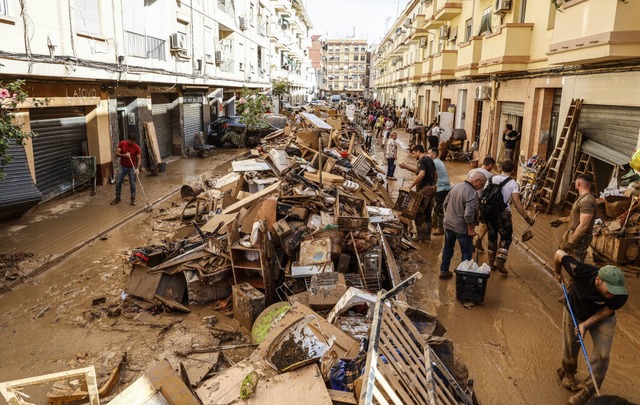 In der Region Valencia haben die Aufr... immer werden viele Menschen vermisst.  | Foto: Rober Solsona (dpa)