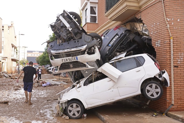 In mitgerissenen Autos vermuten die Behrden weitere Tote.  | Foto: Alberto Saiz (dpa)