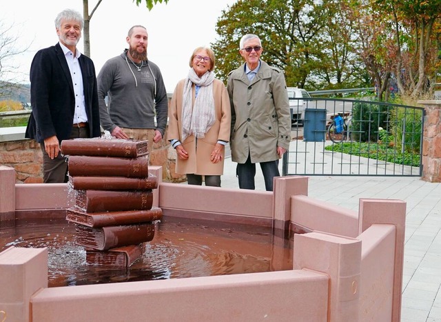 Erinnerungsort: Brgermeister  Gunther...neuen Brunnen am Friedhof (von links).  | Foto: Martina David-Wenk