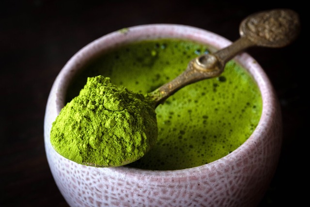 Das grne Tee-Pulver findet sich in vielen Getrnken: Matcha.  | Foto: Sina Schuldt (dpa)