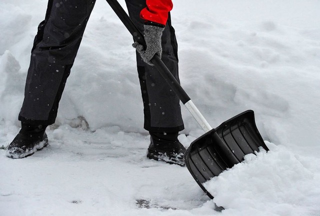 Schneeschippen ist in jeden Fall der u...nendste Weg, den Schnee zu beseitigen.  | Foto: Patrick Pleul