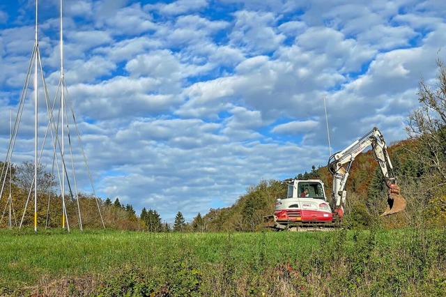 Mit einem Bagger wurden von der Flche...iefe von bis zu vier Metern entnommen.  | Foto: Wilfried Dieckmann