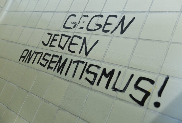 Der Spruch &quot;Gegen jeden Antisemit...!&quot; prangt an einer Toilettenwand.  | Foto: Arne Dedert (dpa)