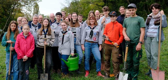 Jugendliche des CVJM pflanzten gemeinsam mit dem TRUZ Bume am Tllinger Berg.  | Foto: Pia Gromann