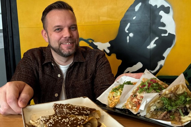 Robin Pfefferle mit Enchiladas mit Mol...nks)  und verschiedenen Tacos (rechts)  | Foto: Sven Meyer