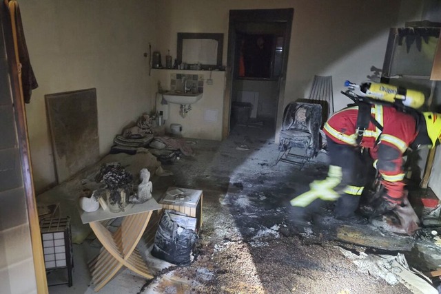 Die Inneneinrichtung wurde bereits in Mitleidenschaft gezogen.  | Foto: Feuerwehr Sulzburg