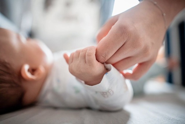 Pro familia untersttzt auch junge Elt...rdermglichkeiten und Hilfsangeboten.  | Foto: Fabian Strauch (dpa)