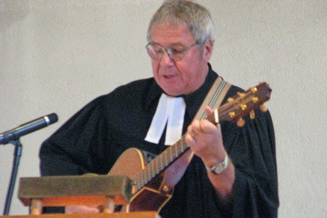 Mit den Gottesdienstbeucherinnen und -... Rathger ein modernes Kirchenlied ein.  | Foto: Eva Wollweber