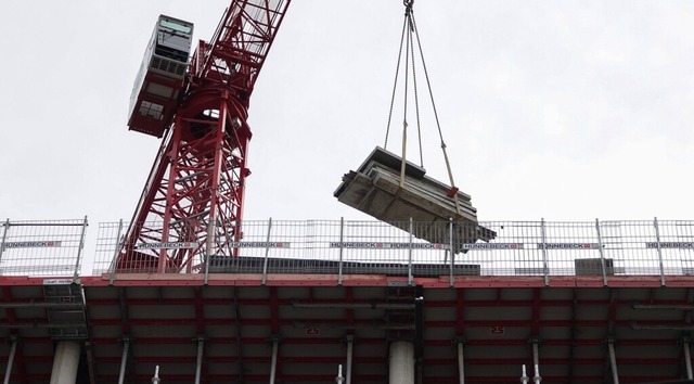 Auch die Baugenossenschaft sprt die Teuerungen bei den Baukosten.  | Foto: Jessica Lichetzki (dpa)