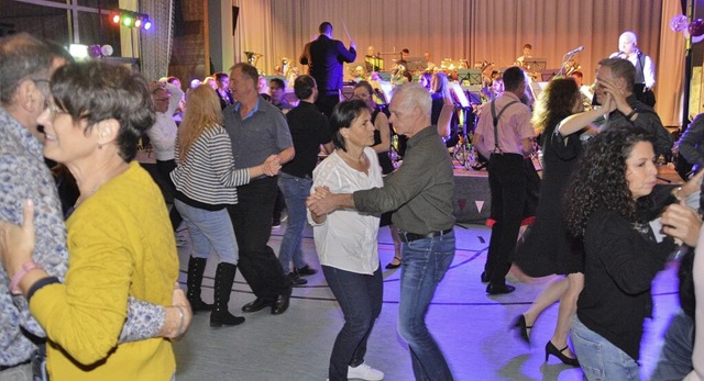 Die Tanzpaare  hatten in der Tegernauer Halle einen Riesenspa.   | Foto: Edgar Steinfelder