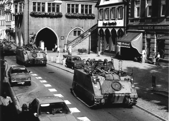 Kanadische Panzerkolonne vor dem alten Rathaus in Lahr (unbekanntes Jahr)   | Foto: Stadtarchiv Lahr