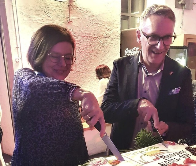 Marlies Llombart und Oberbrgermeister Markus Ibert schneiden die Torte an.  | Foto: Nicolaus Wilhelm