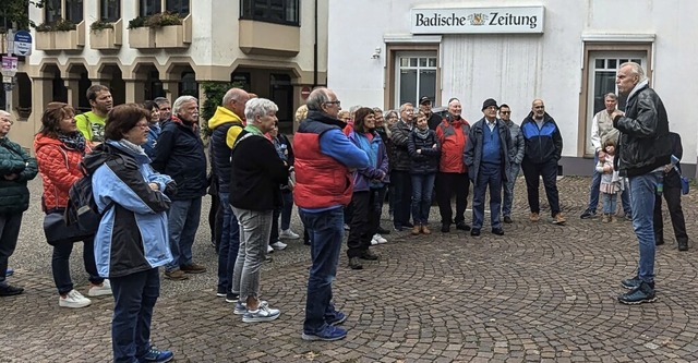 Florian cker (rechts) vor der BZ-Redaktion bei einer Stadtfhrung.  | Foto: Veranstalter