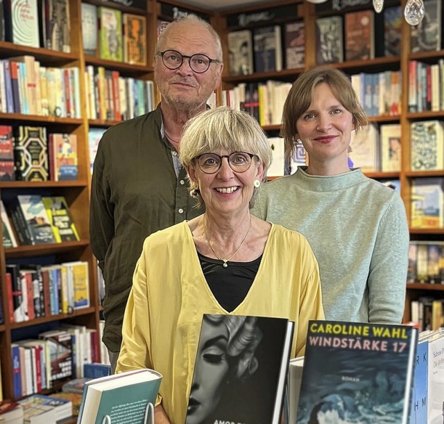 Zwei Generationen, eine Leidenschaft: ...a Heinemann in der Goethe Buchhandlung  | Foto: Gabriele Hennicke