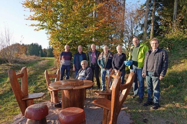 Neue Sitzgruppe auf Rickenbacher Wanderweg bietet bei gutem Wetter Alpensicht