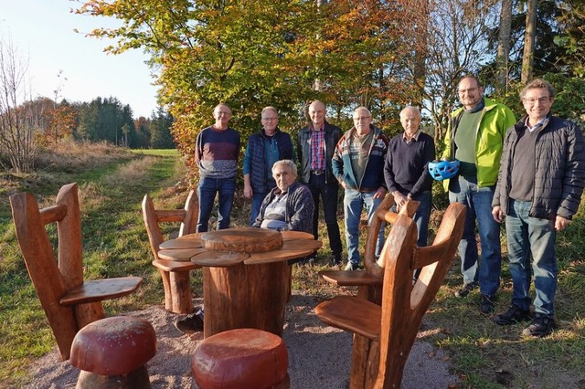 Zur Vorstellung der neuen Sitzgruppe a...aldverein) und Bruno Mller (sitzend).  | Foto: Hans-Jrgen Sackmann