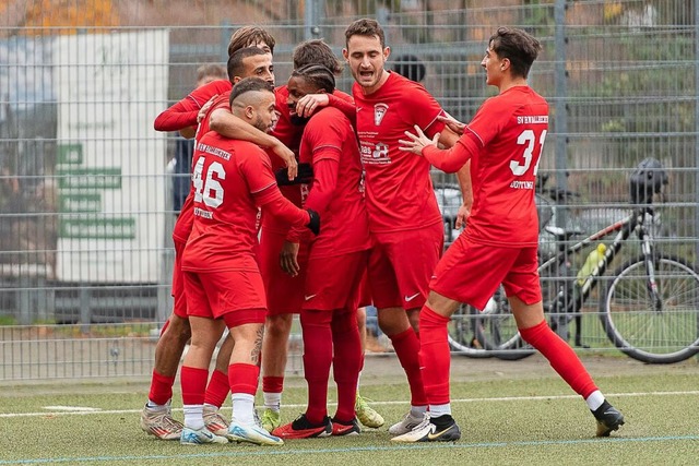 Hochstimmung nach dem Kellerduell: Die...eiern den 4:2-Erfolg ber Herbolzheim.  | Foto: Kreienkamp