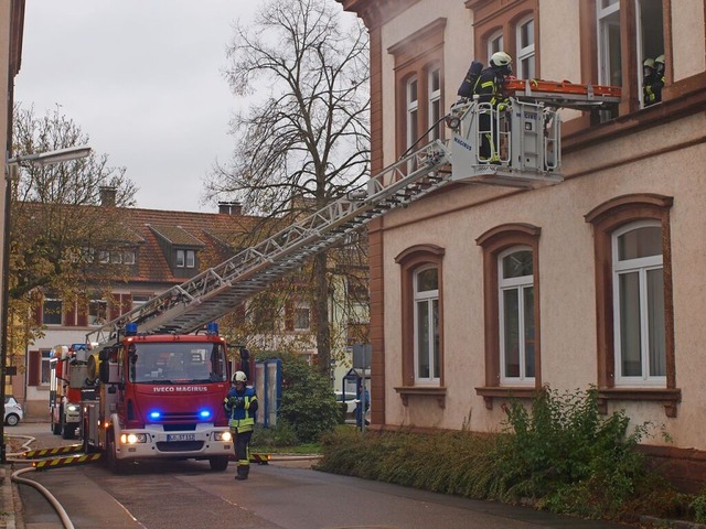 Mit der Drehleiter werden bei der bung verletzte Grundschler gerettet.  | Foto: Paul Schleer