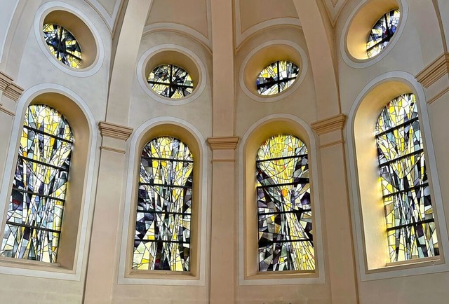 Die heutigen Chorfenster der St.-Marti...liche Kirchenbesucher noch lange nach.  | Foto: Richard Kaiser