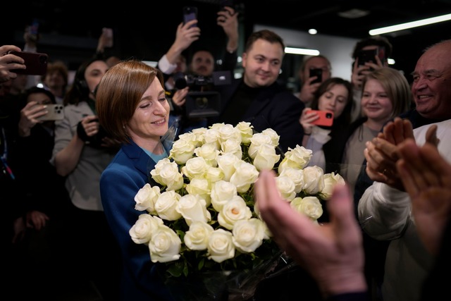 Die amtierende Pr&auml;sidentin von Mo...a Sandu, hat die Wahl erneut gewonnen.  | Foto: Vadim Ghirda/AP