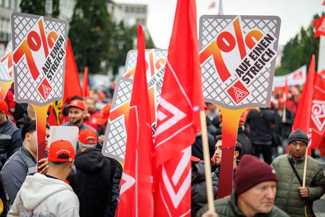 Die IG Metall setzt ihre Warnstreiks z... Bundesl&auml;ndern fort. (Archivbild)  | Foto: Daniel Karmann/dpa