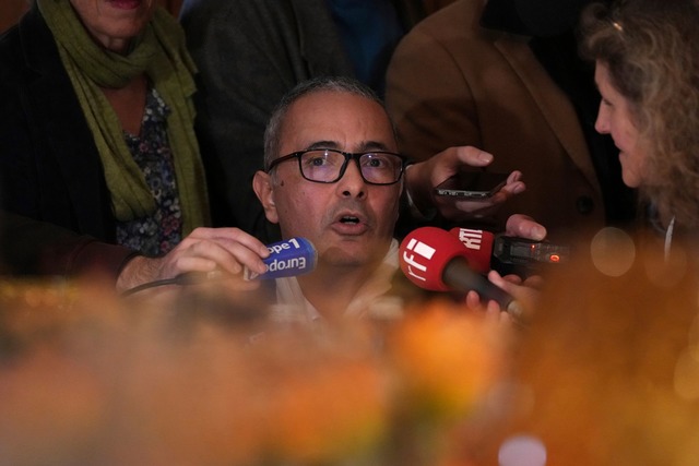 Kamel Daoud steht Reportern Rede und A...dem er den Prix Goncourt erhalten hat.  | Foto: Aurelien Morissard/AP/dpa