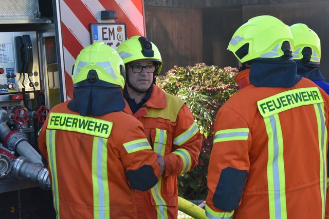 Kommandant Frank Knig (2.v.l.) bernahm selbst die Einsatzleitung  | Foto: Benedikt Sommer