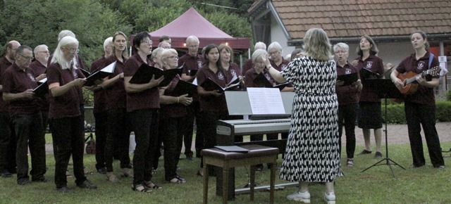 Die &#8222;Chorgemeinschaft Kleines Wi...im Brchauer Gemeindegarten im August.  | Foto: Yvonne Rnzi