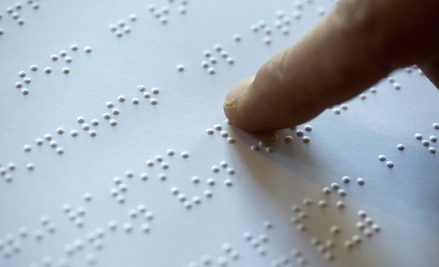 Fr Menschen, deren Sehkraft zum Lesen...ge sind Bcher in der Braille-Schrift.  | Foto: Armin Weigel (dpa)