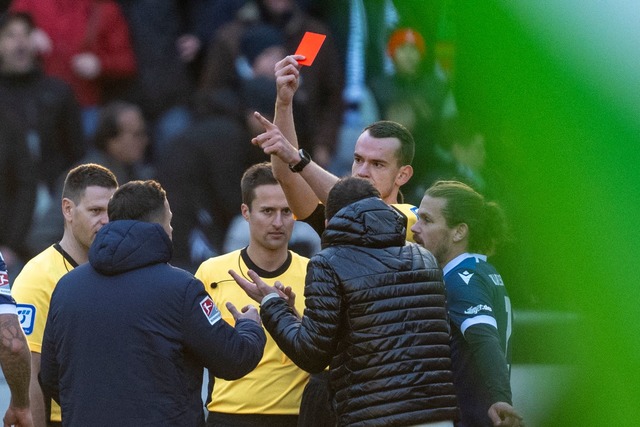 Nach seiner Roten Karte in Hannover fe...r in der Begegnung gegen M&uuml;nster.  | Foto: David Inderlied/dpa