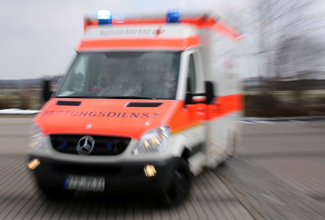 Der Rettungsdienst brachte den Mann in... wo er sp&auml;ter starb. (Symbolbild)  | Foto: Stephan Jansen/dpa