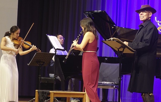 Das Trio Schmuck und der Schauspieler ...Soldaten&#8220; das Publikum  in Bann.  | Foto: Roswitha Frey