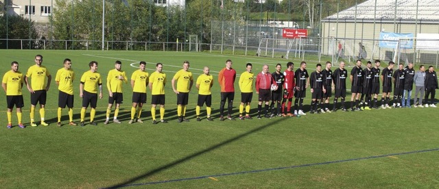 Schwrstadt II (gelb) und die SG Wehr/...s Erffnungsspiel zur Platzeinweihung.  | Foto: Hansjrg Bader