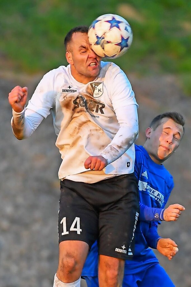 Voller Einsatz: Robin Vlkel (links) s...arsau (hier Lukas Lutz) mit 2:0 durch.  | Foto: Gerd Grndl