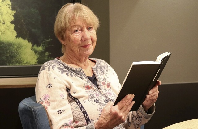 Lore Huber vom Lesekreis Glottertal in einem Caf in Waldkirch   | Foto: Lea Schnurrenberger