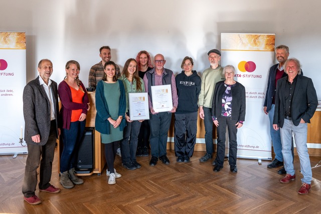 Die Verleihung des Helga-und Werner-Sp...iedern der Inta-Stiftung und der Jury.  | Foto: Uli Glasemann