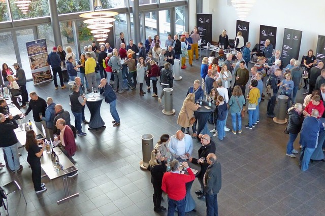 Vogtsburg: Rund 200 Weinkenner kamen a... in die Oberrotweiler Aula der Schule.  | Foto: Dirk Sattelberger