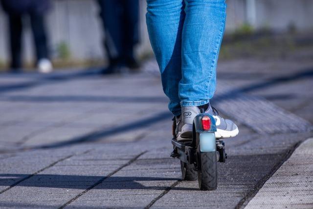 Scooter-Fahrer prallt in Breisach gegen ein geparktes Auto