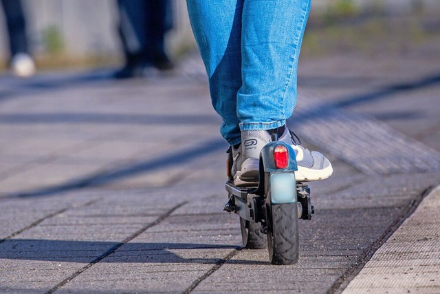 E-Scooter sind beliebt. Die Fahrt im a...ustand ist aber verboten. (Symbolbild)  | Foto: Jens Bttner (dpa)