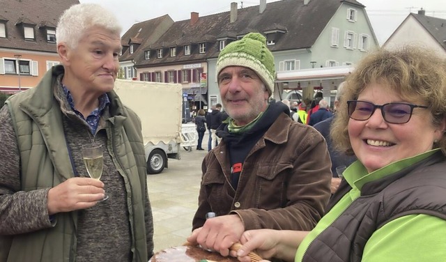 Blumenhndler Christian Mattmller (li...er Neumhle gab es einen Geschenkkorb.  | Foto: Ute Sommer