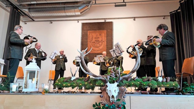 Zum Einzug erschallte von der Jagdhornblsergruppe der Hubertusmarsch.  | Foto: Werner Schnabl