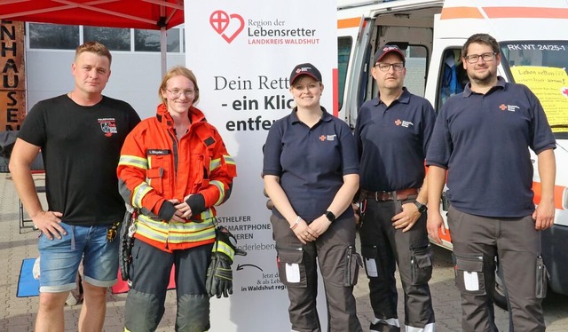 Mitglieder des DRK Grafenhausen und de...er, Ralf Zierow und Bjrn Strittmatter  | Foto: Dorothe Kuhlmann