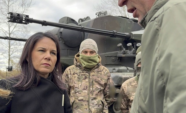 Die Auenministerin informierte  sich ... gelieferten Flugabwehrpanzer  Gepard.  | Foto: Jrg Blank (dpa)