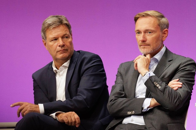 Habeck (links) kommt Lindner (rechts) entgegen. (Archivbild)  | Foto: Carsten Koall/dpa