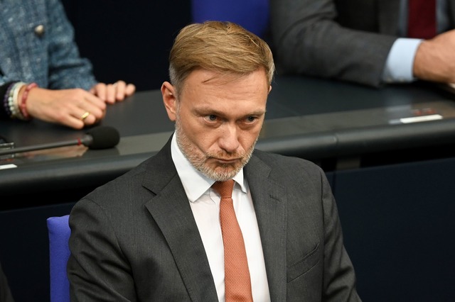 FDP-Chef Lindner betont die Unterschiede zu seinem Kollegen Habeck. (Archivbild)  | Foto: Anna Ross/dpa