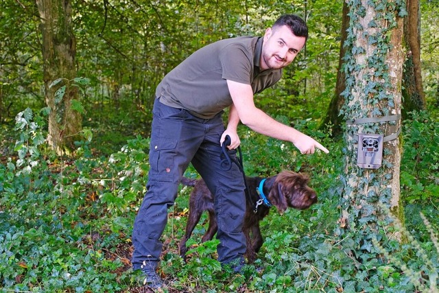 Maximilian Lang kontrolliert regelmig die Wildtierkameras.  | Foto: Hubert Rderer