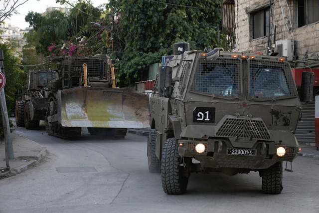 Konvoi israelischer Bulldozer f&auml;h...d durch die Stra&szlig;en (Archivbild)  | Foto: Majdi Mohammed/AP/dpa