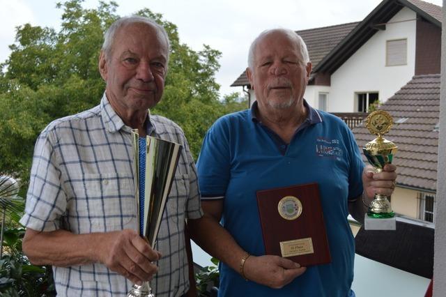 Die beiden Skatspieler Gerhard Dudda und Gerd Wegener sprechen ber ihre Teilnahme an der Skat-WM