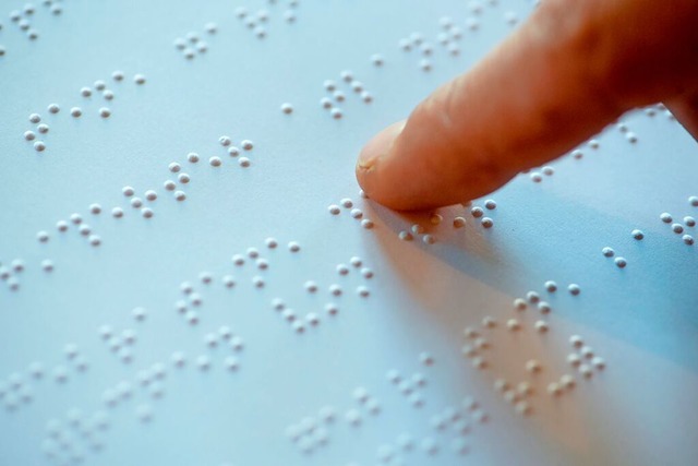 Fr Menschen, deren Sehkraft zum Lesen...ge sind Bcher in der Braille-Schrift.  | Foto: Armin Weigel (dpa)