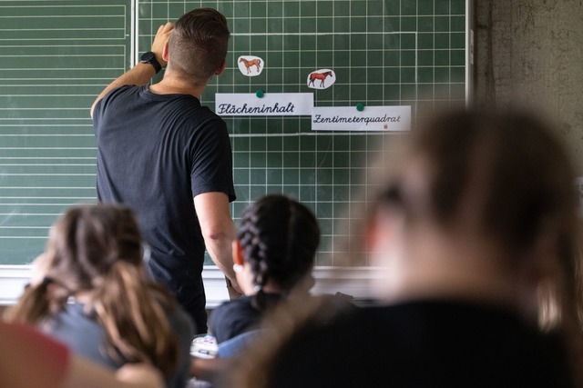 Immer mehr Sch&uuml;ler, immer mehr B&...len sich &uuml;berlastet. (Archivbild)  | Foto: Marijan Murat/dpa